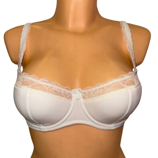 Krūšturis ar mežģīņu apdari baltā krāsā